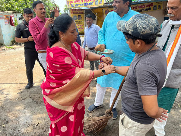 Bhopal Mayor Celebrates Raksha Bandhan with Sanitary Workers, Announces Free Bus Rides for Women