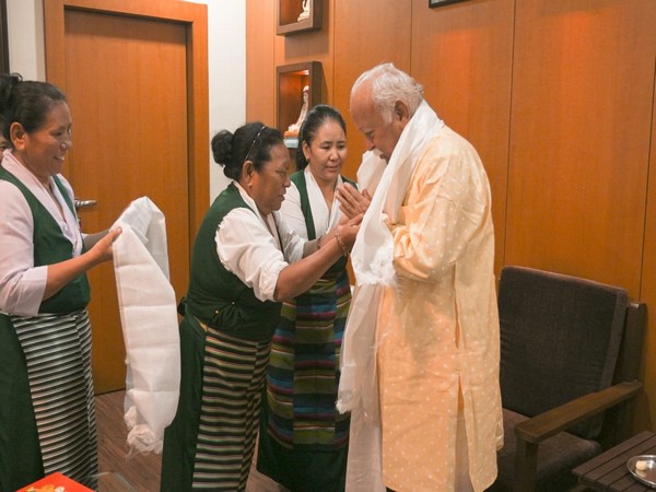 Tibetan Women Celebrate Rakshabandhan with RSS Chief in Nagpur