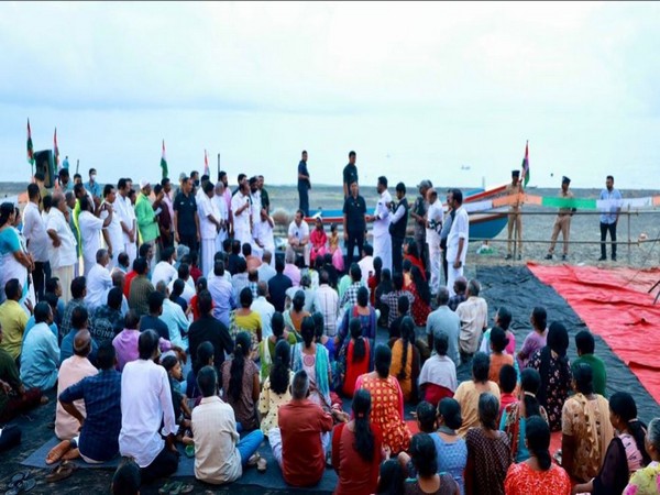 Bharat Jodo Yatra: Rahul Gandhi interacts with fisher folk at Alappuzha, assures support