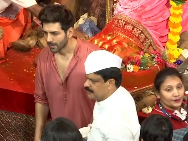 Kartik Aaryan visits Lalbaugcha Raja, offers prayers on Ganesh Chaturthi