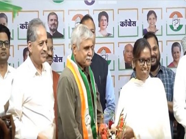 Former Mumbai Commissioner Sanjay Pandey Joins Congress