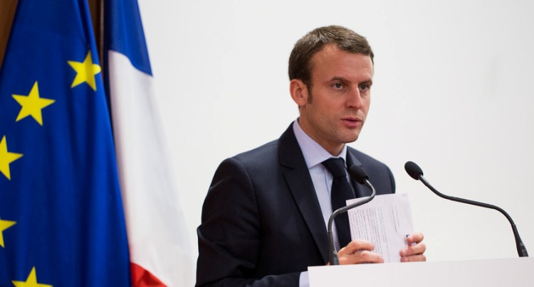 UPDATE 1-France's Macron denies reports of visas for UK travellers