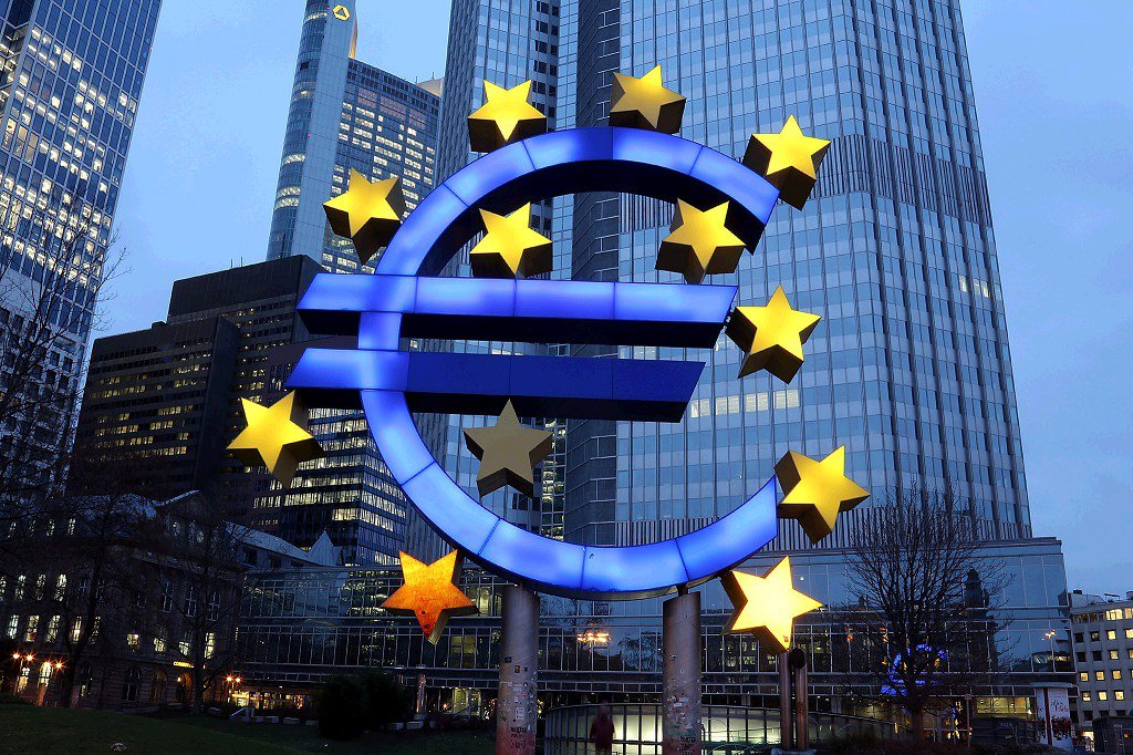 Euro hovers near 1-week low as Italian budget raises EU political risks