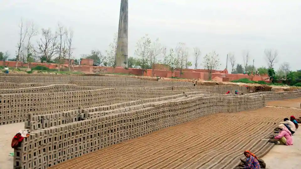 To combat worsening smog, Pakistan shuts polluting brick kilns for 70 days