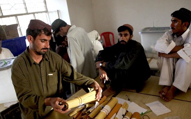 UPDATE 2-Afghans shut out by polling station chaos return to vote