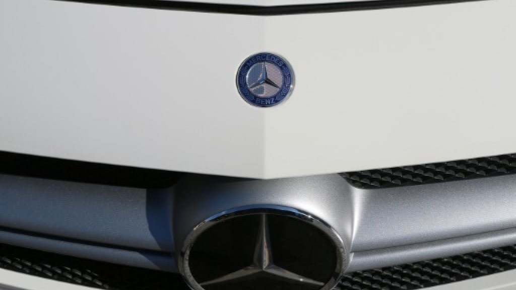 UPDATE 3-Daimler's diesel troubles trigger new profit warning