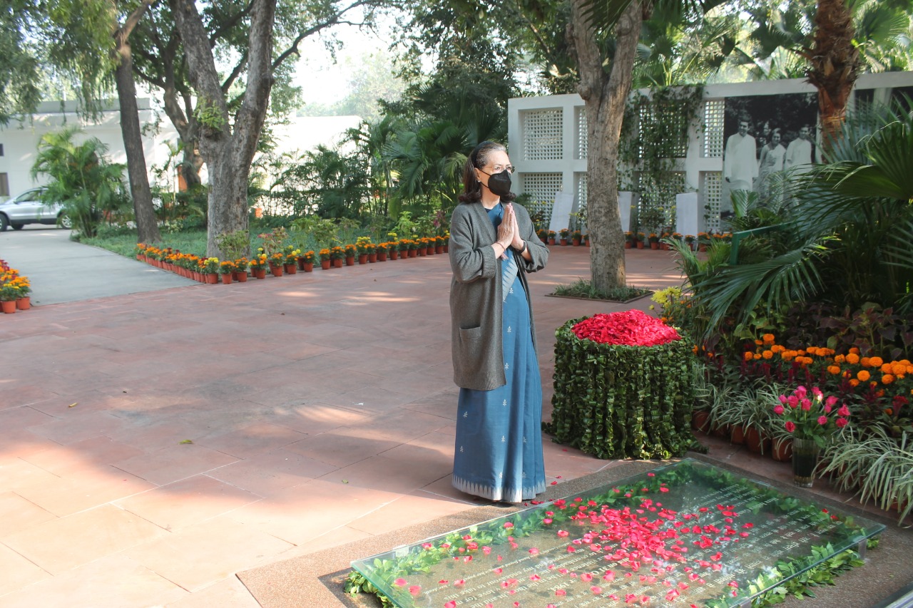 Sonia Gandhi pays tribute to Indira Gandhi on her 103rd birth anniversary