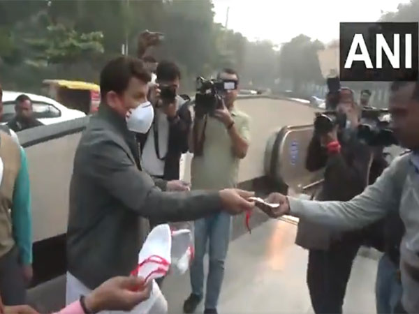 Delhi's Airpocalypse: Tiwari Distributes Masks Amid Severe Pollution