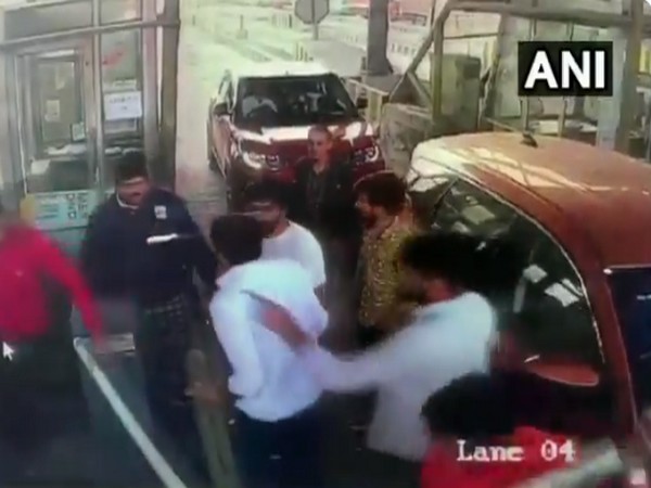 RLP MP Hanuman Beniwal's supporters misbehave with Shahjahanpur Toll Plaza employees 
