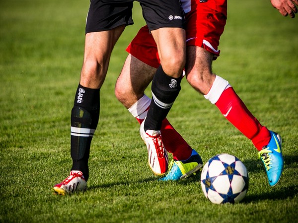 Soccer-Landmark U.S. pay deal may inspire sponsors too