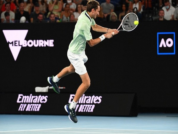 Tennis-Clinical Medvedev cruises into Australian Open fourth round