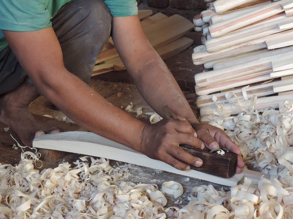 Cricket bat industry in Kashmir stares into oblivion amid growing willow cleft shortage