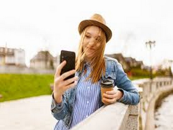 Taking a selfie can be related to self-objectification