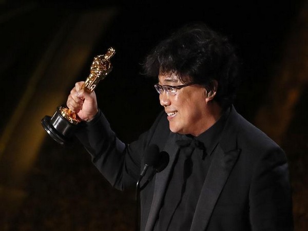 'Parasite' director return to South Korea, talks on lessons from Oscars