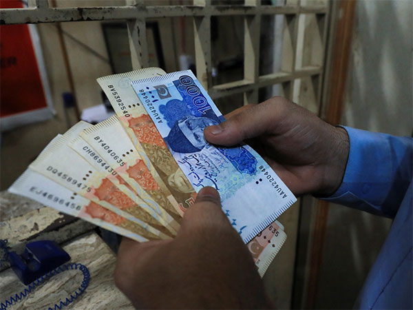 Pakistan government borrows record PKR 5.5 trillion from banks, PKR 650 bn in one week amid crisis