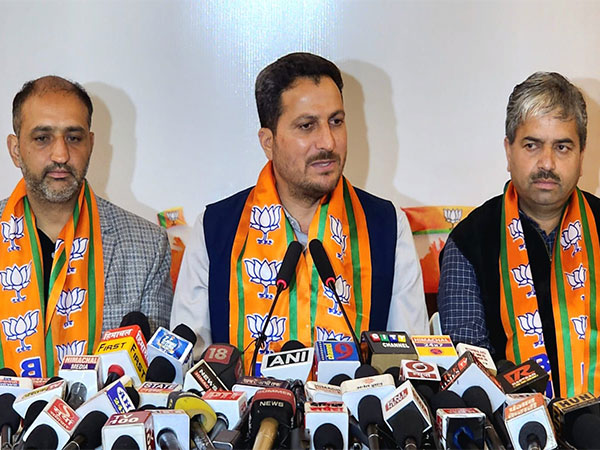 "Congress is a sinking ship, leaders leaving party", alleges BJP