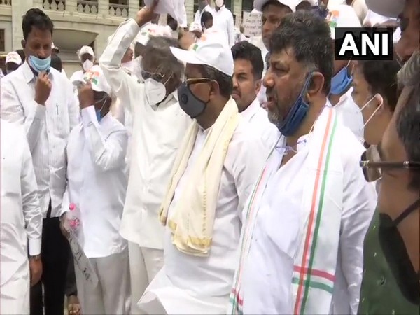 Karnataka Congress protests against govt over amendment to APMC Act