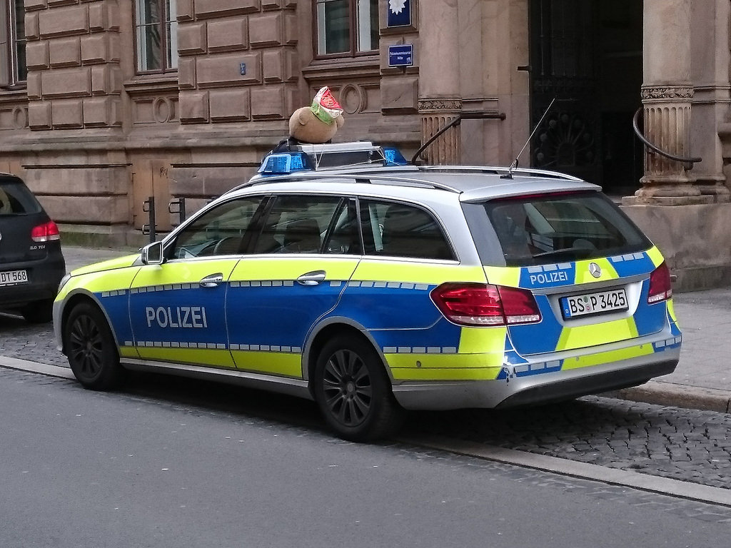 German police shoot dead knife-wielding attacker