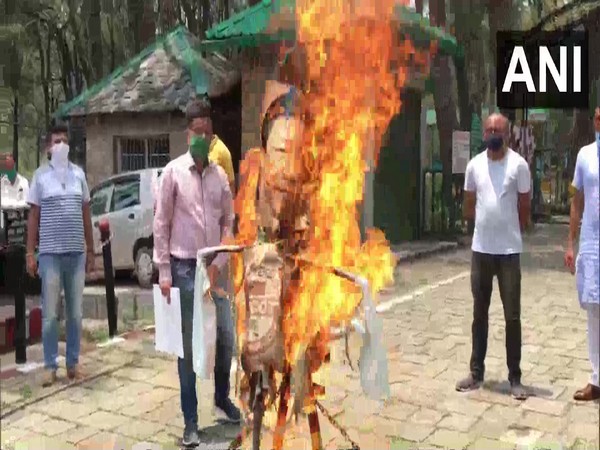 HP: Locals in Dharamshala burn Chinese president Xi Jinping's effigy, call for boycott of Chinese goods