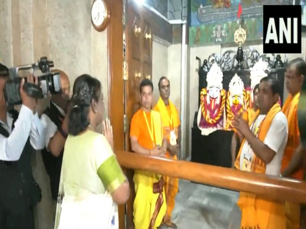 President Droupadi Murmu Offers Prayers At Delhi's Jagannath Temple ...