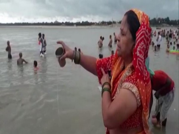 Three lakh take holy dip in Ganga in Prayagraj amid rising coronavirus cases
