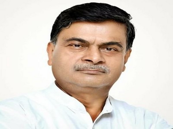 Delhi: RK Singh inaugurates India's first public Electric Vehicle charging plaza