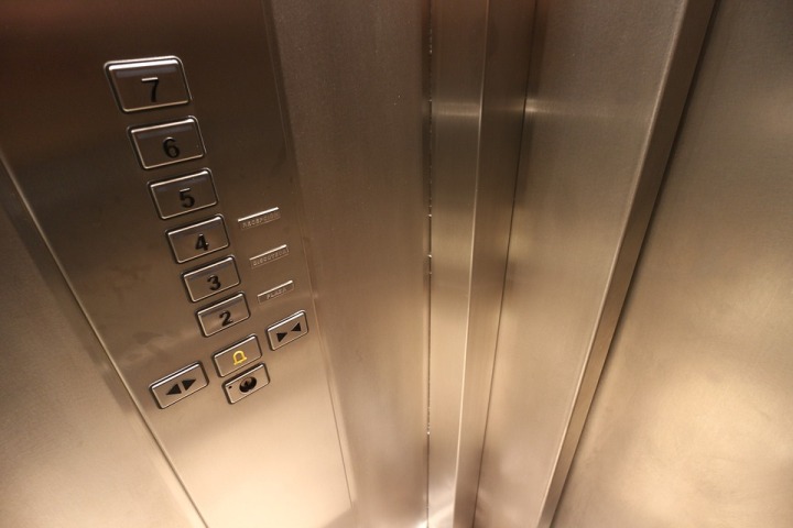 Media staffer, 4 bank employees briefly stuck in office lift