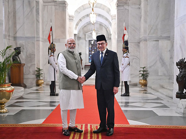 Modi Welcomes Malaysian PM Anwar Ibrahim with Ceremonial Honors in Delhi