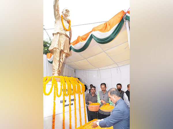 Rahul & Priyanka Gandhi Pay Tribute to Rajiv Gandhi on His 80th Birth Anniversary