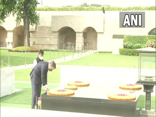 Serbian Foreign Minister pays tribute to Mahatma Gandhi at Raj Ghat 