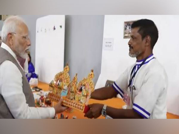 PM Modi Embraces Digital Transactions, Advocates for Artisans at National 'PM Vishwakarma' Event