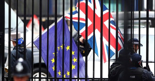 UPDATE 1-UK ready to drop Brexit demand on Irish border - Bloomberg
