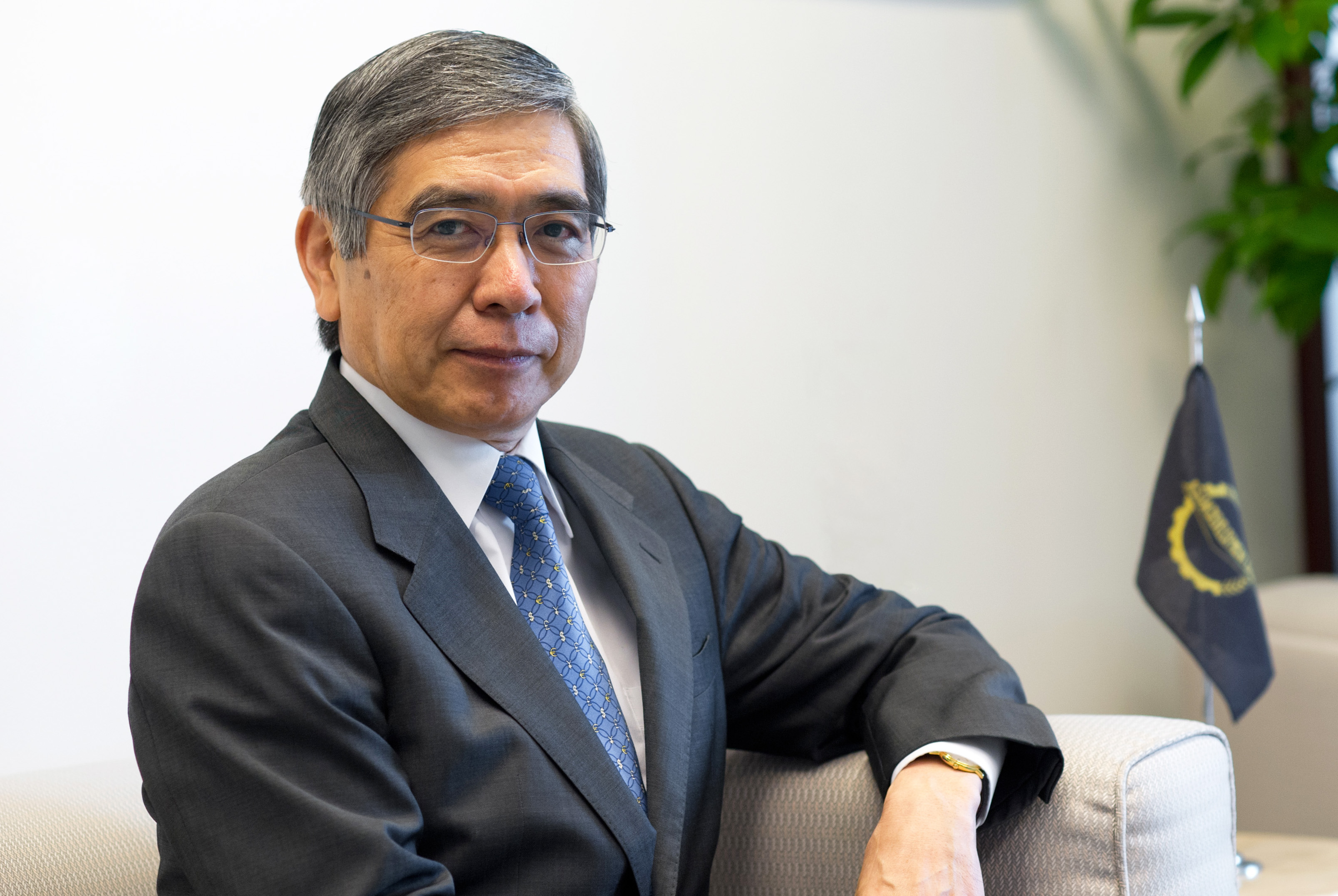 UPDATE 2-BOJ's Kuroda blames yen's fall on strong dollar, upbeat on economy