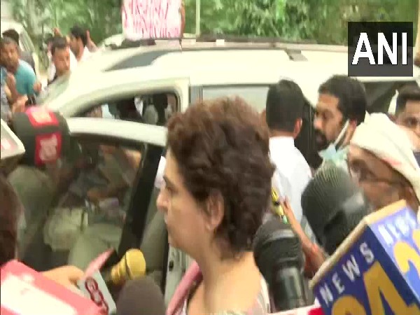 Police detain Priyanka Gandhi Vadra while on way to Agra, later allow 4 people to go