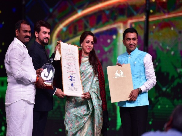 Veteran actor Hema Malini conferred with Indian Film Personality of the Year 2021 Award at IFFI Goa