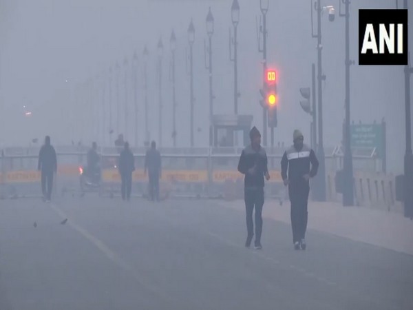 Delhi Engulfed in Toxic Haze Amidst Declining Temperatures