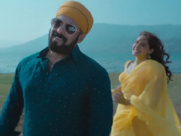 Salman Khan romances Pragya Jaiswal in 'Main Chala' music video sung by Lulia Vantur, Guru Randhawa