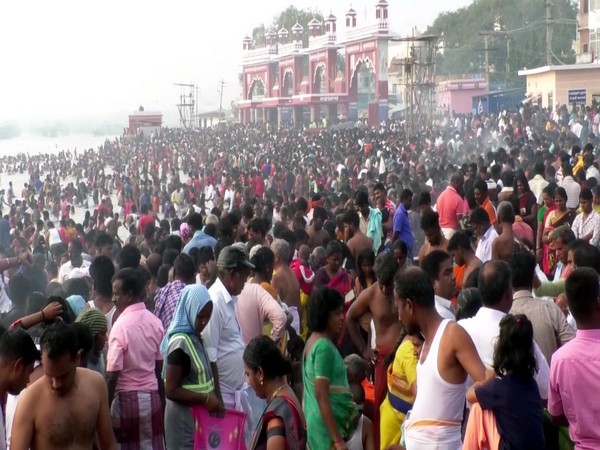 Tamil Nadu: Lakhs take holy dip in Rameswaram's Agnitheertham sea on 'Thai Amavasai' 