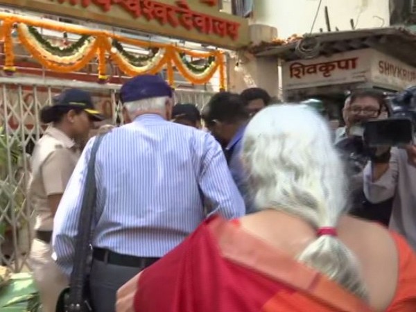 Kulbhushan Jadhav's parent offer prayers to Lord Shiva at Kashi Vishveshwar Mandir in Matunga