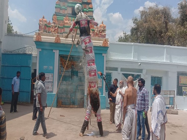 People celebrate hanging of Nirbhaya convicts, burn 'Repasura' effigy at Hyderabad temple 