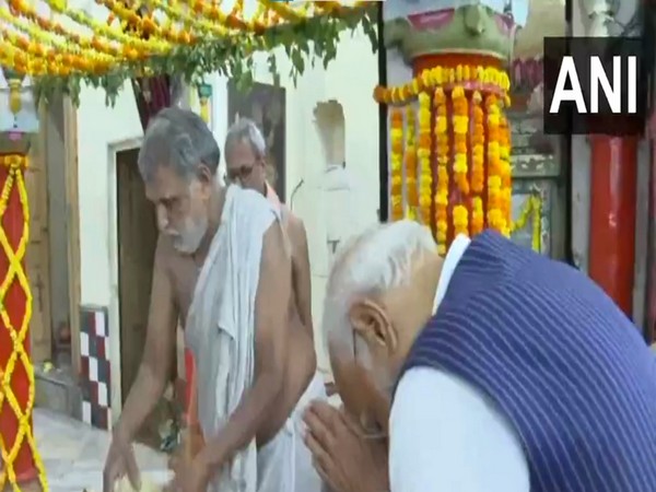 PM Modi, CM Yogi offer prayers at Sankat Mochan temple in Varanasi 