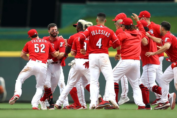 Reds walk off Brewers after Yelich's throwing error
