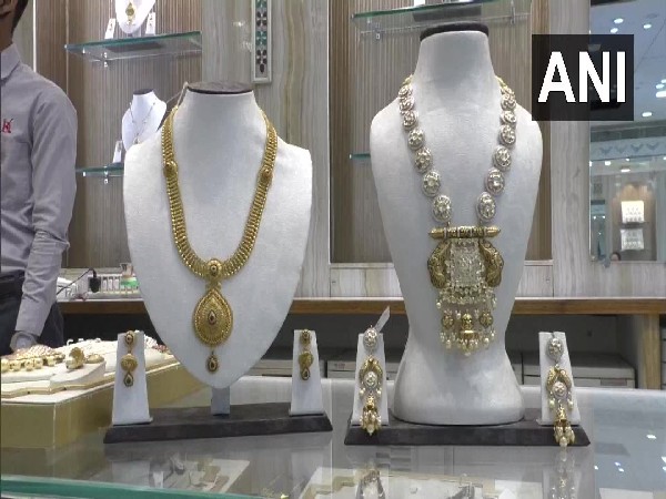 Gold imports jump over 2-fold to USD 38 bn in Apr-Dec 2021