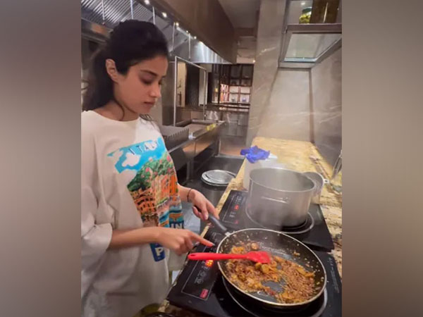 Janhvi Kapoor's Culinary Skills Wow Co-star Rohit Saraf on 'Sunny Sanskari Ki Tulsi Kumari' Set