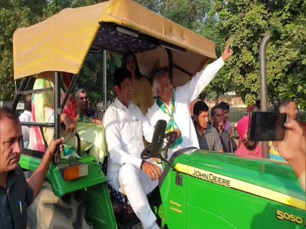 Haryana polls: Dushyant Chautala arrives on tractor with family to cast vote