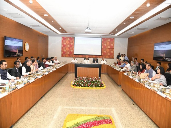 Gujarat Advocates for Recognition of Fiscal Discipline in Finance Commission Meeting