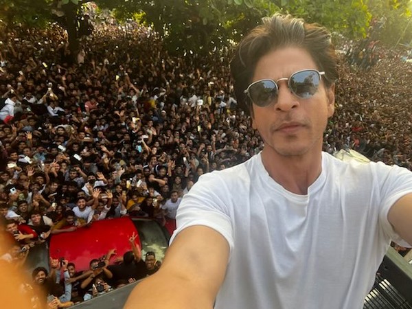 Shah Rukh Khan's Mannat gets a diamond-studded nameplate, pictures viral