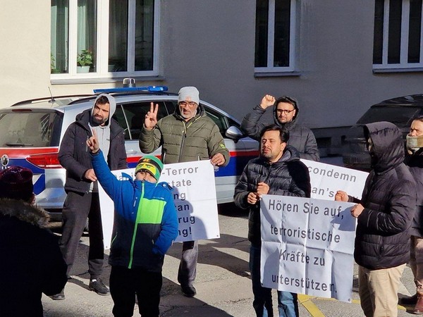 Anti-Pakistan protest by Afghan diaspora in front of Pak embassy in Vienna