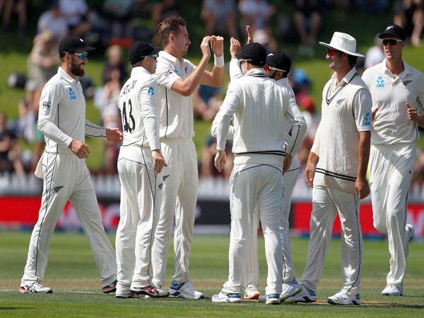 India bowl out New Zealand for 348 at lunch on Day 3