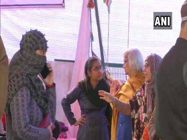 SC interlocutor Sadhana Ramachandran arrives at Shaheen Bagh to resume talks with protesters